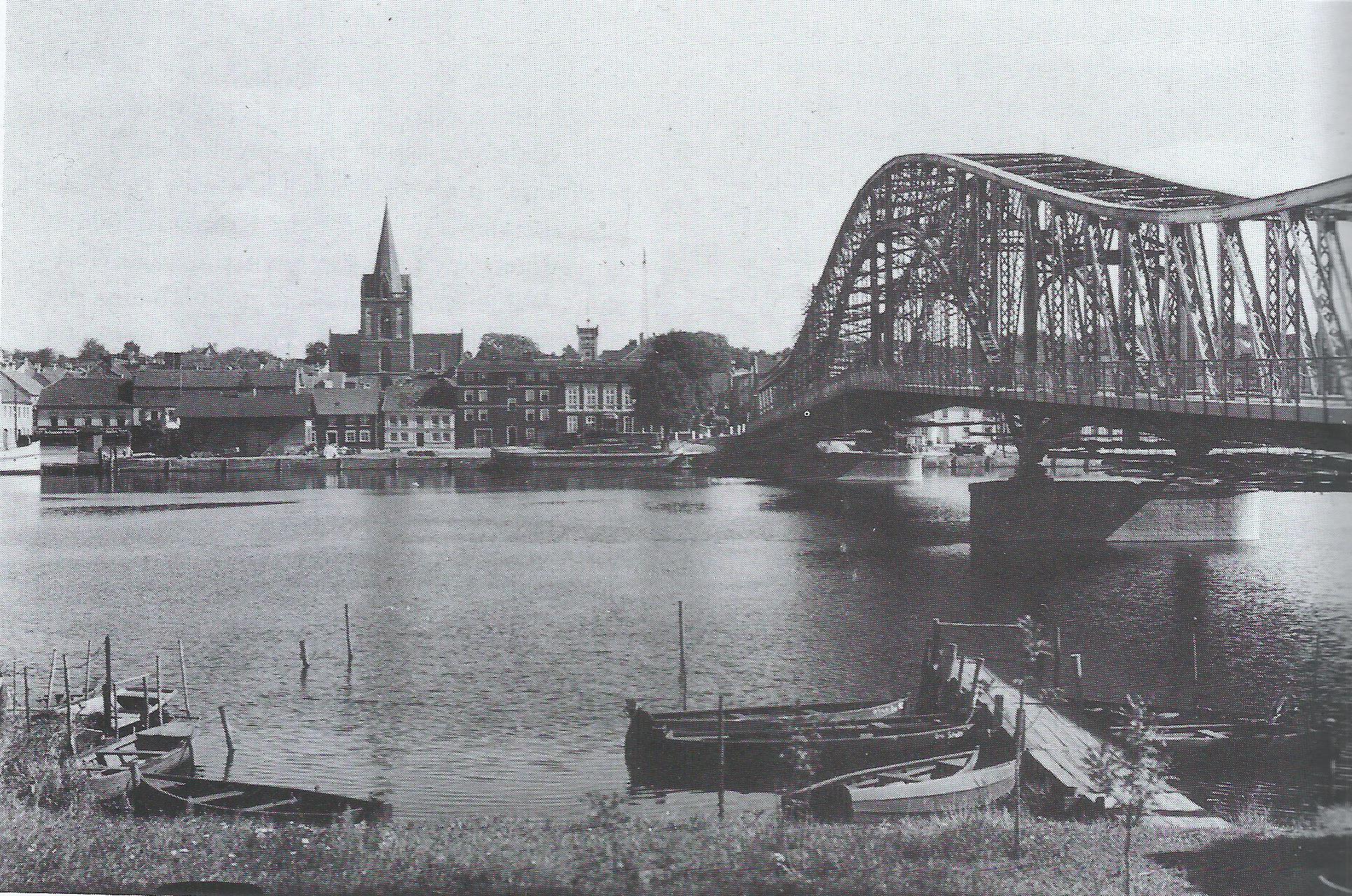 „Unsere Ahnung hatte uns nicht getäuscht, denn die deutschen Frauen hatten in der folgenden Nacht ganz furchtbar unter den Russen zu leiden.“ Die dramatische Flucht zu Fuß führt über mehr als 100 Kilometer nach Norden. 