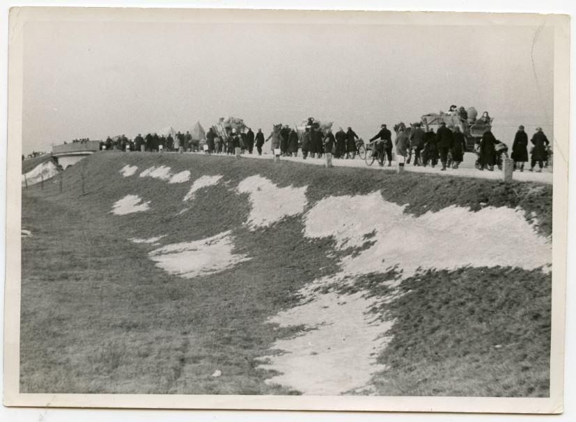 Im Februar 1945 sind unzählige Menschen in Niederschlesien auf der Flucht vor der Roten Armee.