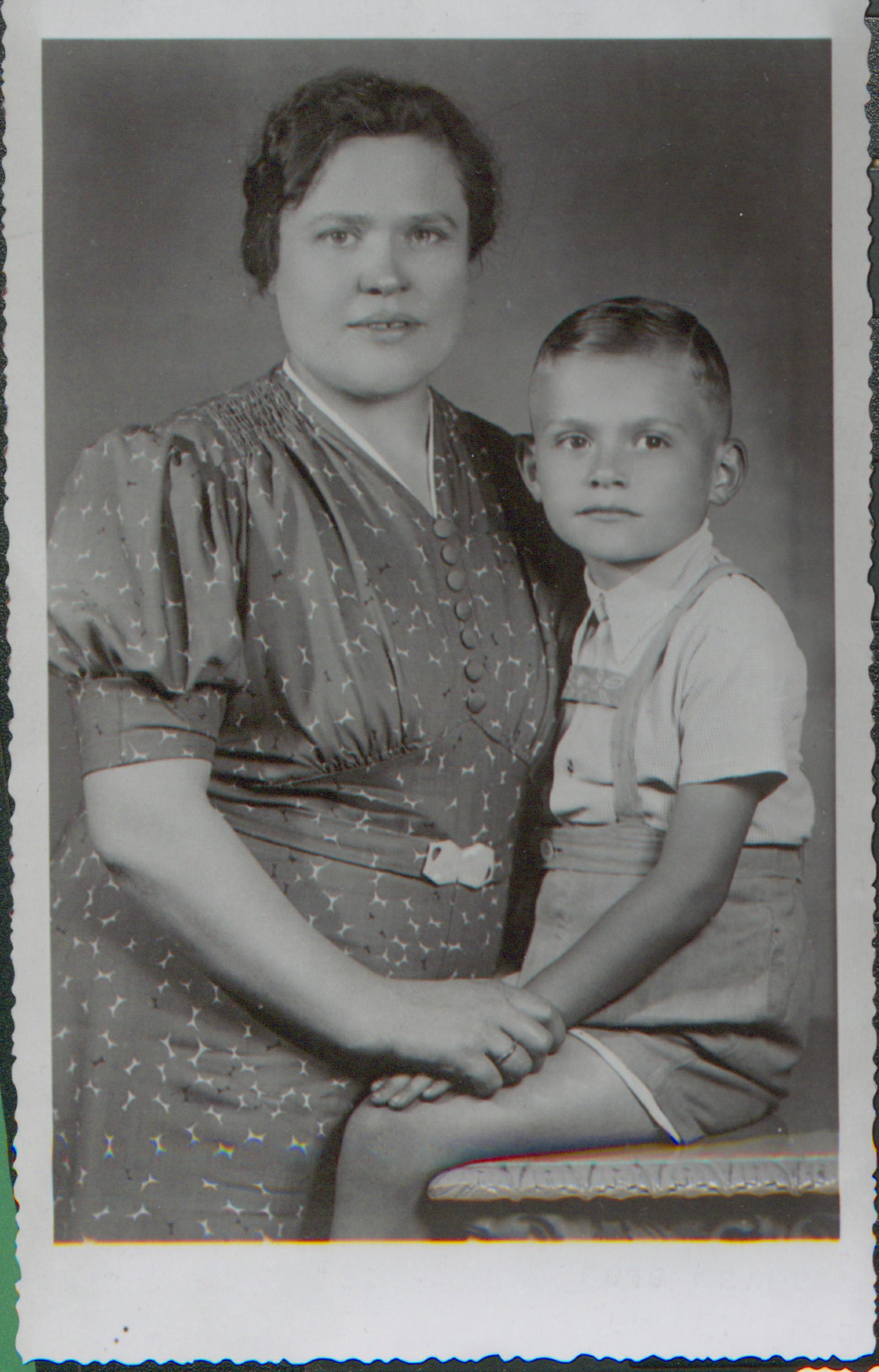 Am 23. Januar 1945 flieht Emma Hantke mit ihren zwei Kindern und ihrer Mutter aus Breslau – ihr treuer Begleiter: ein Bollerwagen. Die Flucht führt die Familie über Böhmen und Bayern bis nach Doberlug-Kirchhain in Brandenburg zu Bekannten.