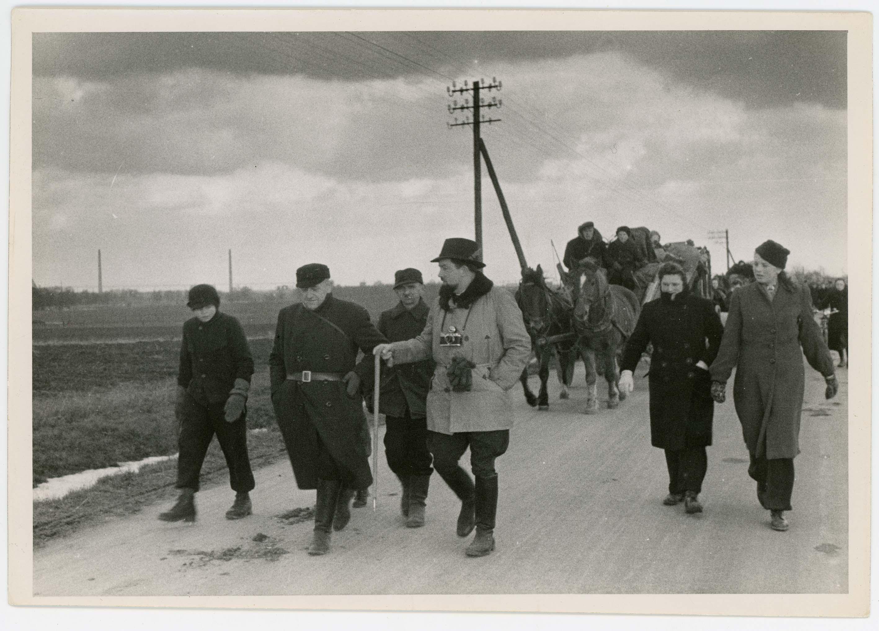Mit dabei ist der Fotograf Hanns Tschira. Er nimmt seine Kamera mit und hält den beschwerlichen Weg fest.