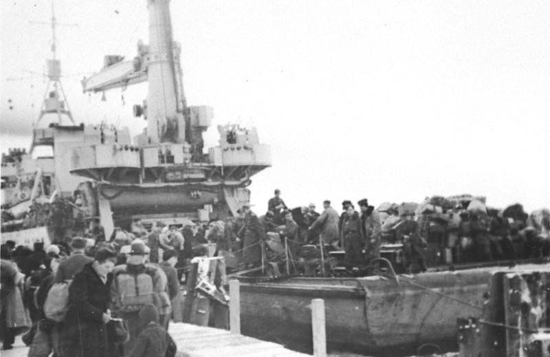 Im Hafen von Gdingen verlieren Hans und seine Mutter während eines Bombenangriffs den Kontakt zu Vater und Bruder.