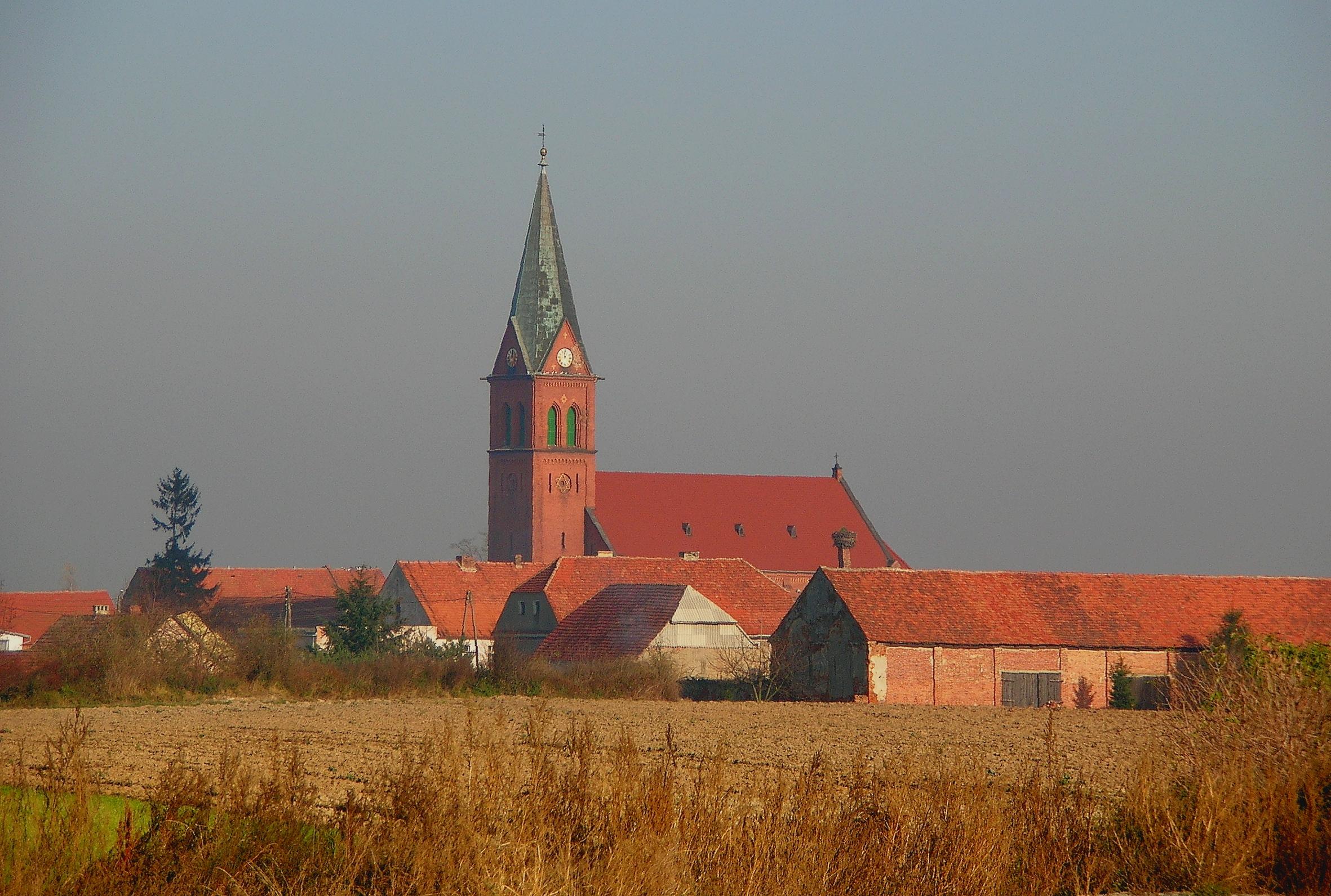 Einen Tag zuvor dringen Rotarmisten in Ossig, das Heimatdorf von Hannes Persicke, ein und beginnen, Gewalt gegen die Zivilbevölkerung auszuüben. Noch in derselben Nacht flieht die Familie Persicke von ihrem Hof. Zwischen Krieg und Frieden … 