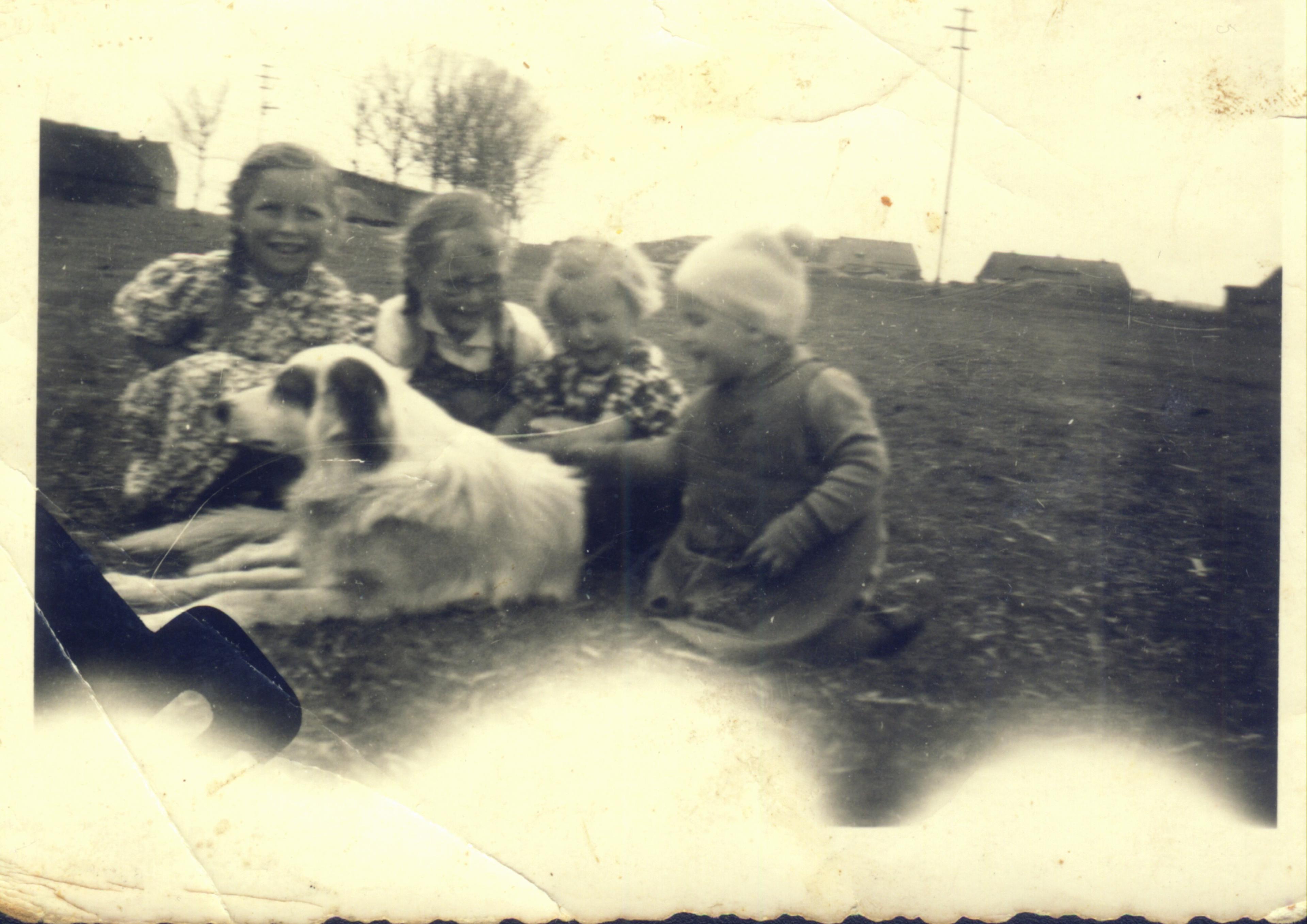 Erinnerung an die Kindheit in Retzenhagen, Kreis Cammin, vor der Flucht 1945. Irmgard Vandrey (links) mit ihren beiden kleinen Schwestern und dem Cousin.