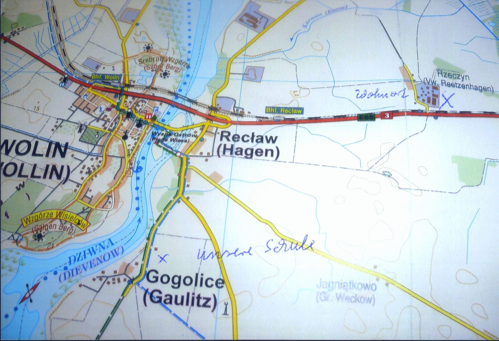 Irmgard Schult, geb. Vandrey, markiert ihre Heimat auf einer polnischen Touristenkarte der 1990er Jahre. 