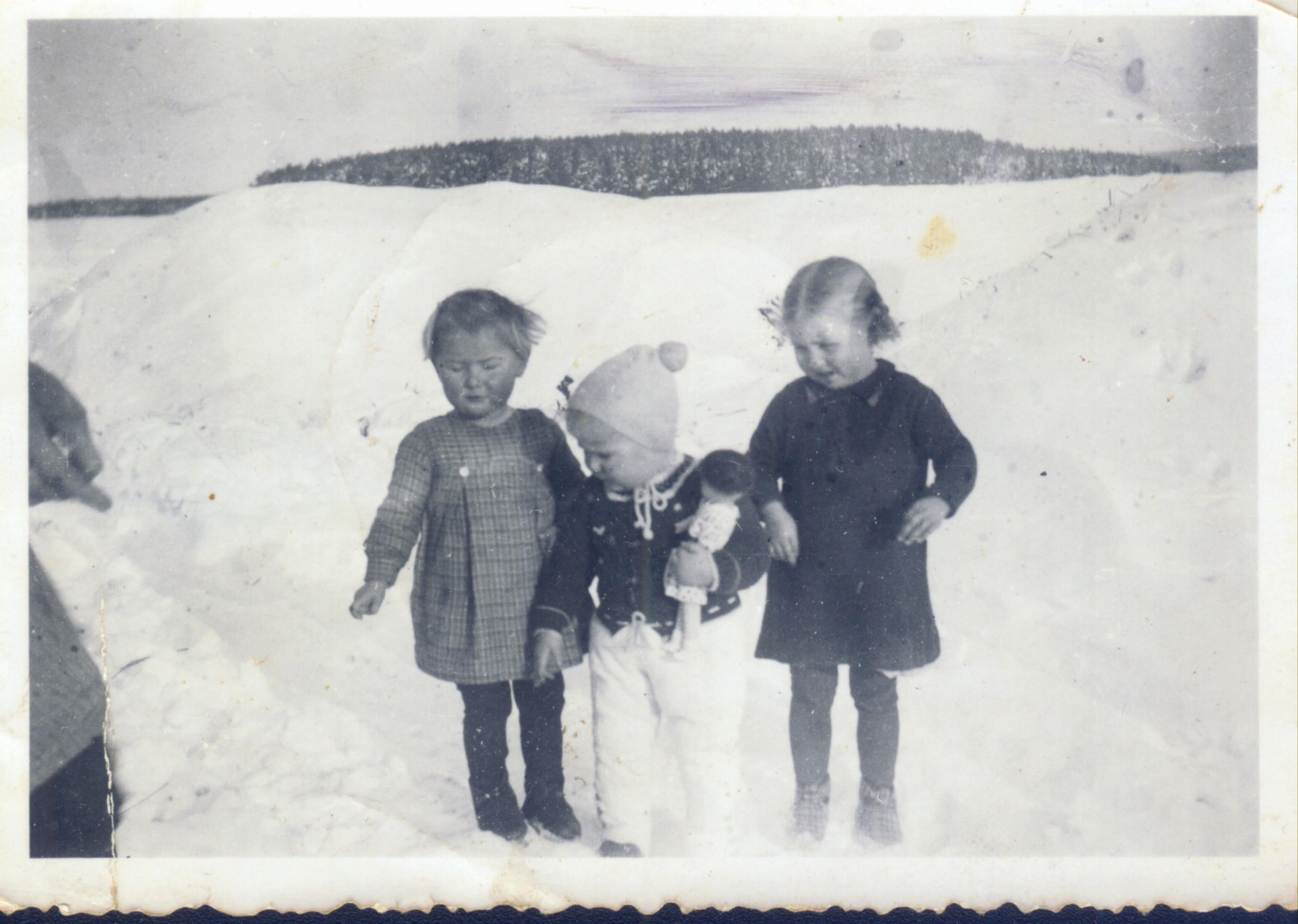 Irmgard (rechts, mit ihren Schwestern) 1940 beim Spiel im Schnee. 