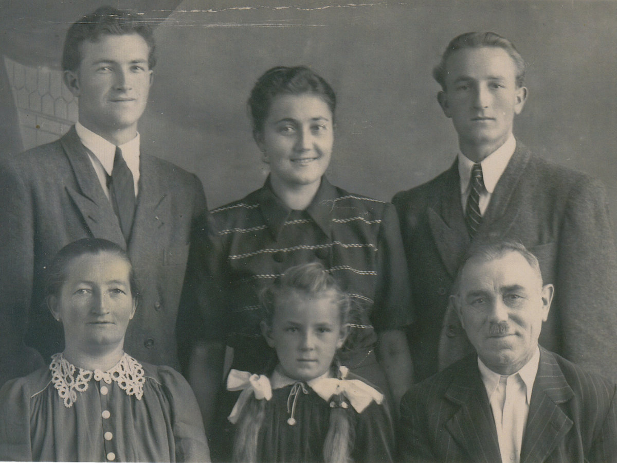 Maria Rimpf mit ihrer Familie in Ungarn