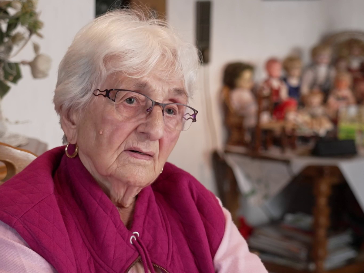 1958 flieht Frieda vor dem SED-Regime zum dritten Mal, diesmal ins Rheinland. „Und immer auf der Flucht. Und immer auf der Flucht“ – diese Worte über ihre Mutter spiegeln auch Frieda Wupperfelds Leben wider, ein Leben voller Umbrüche und Neuanfänge