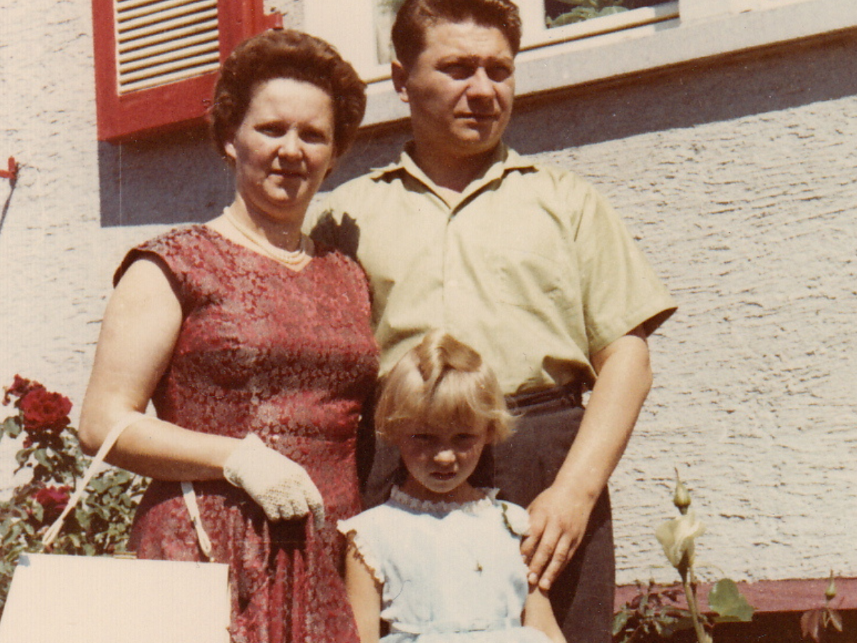 Johann überlebt zunächst unter falscher Identität. Nachdem er Schule und Studium abgeschlossen hat, kommt er 1958 mit seiner Familie nach Deutschland. 