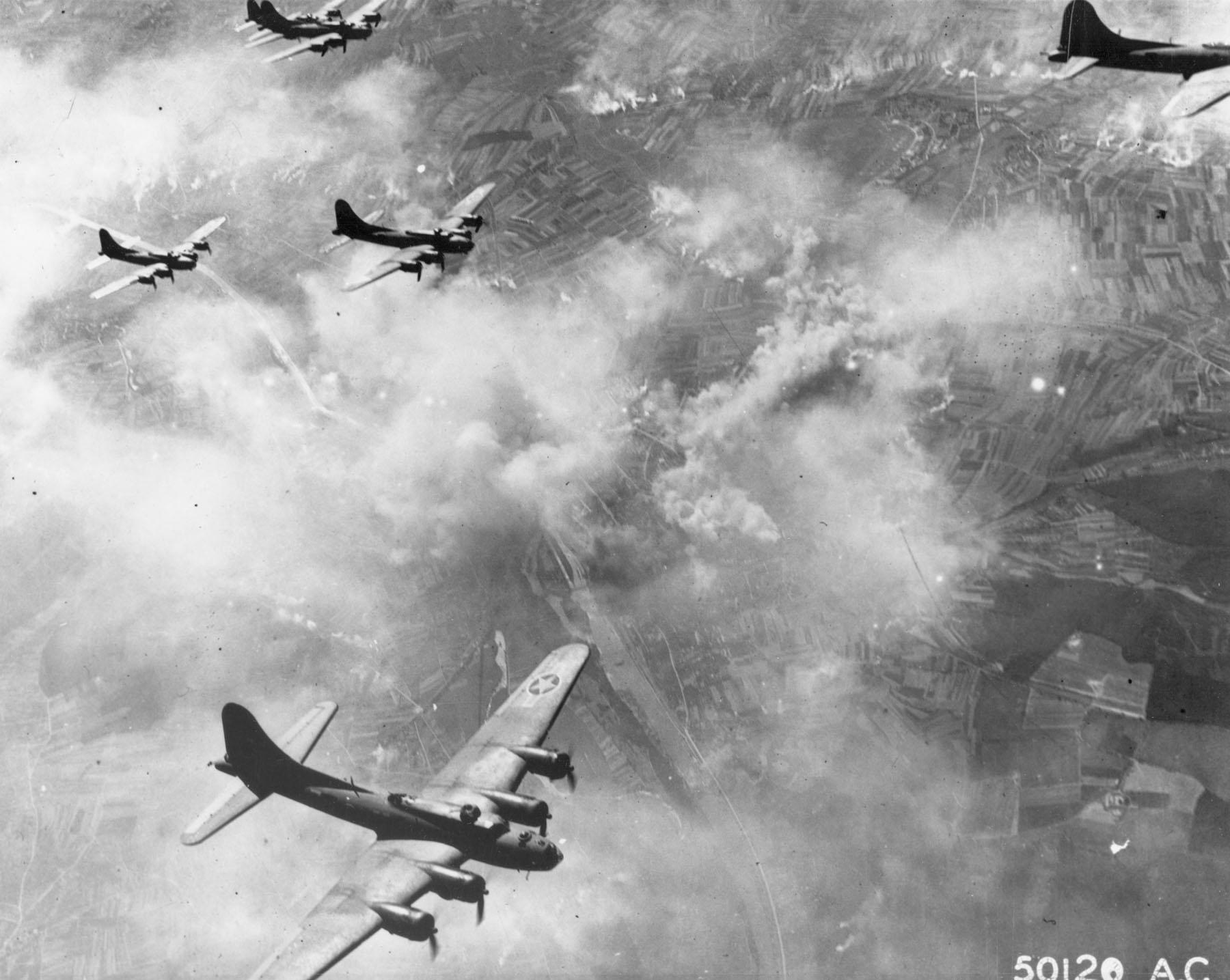 Am 12. März 1945 greifen 661 US-Bomber die mit Flüchtlingen überfüllte pommersche Kleinstadt Swinemünde auf Usedom an, rund 4.500 Menschen sterben.