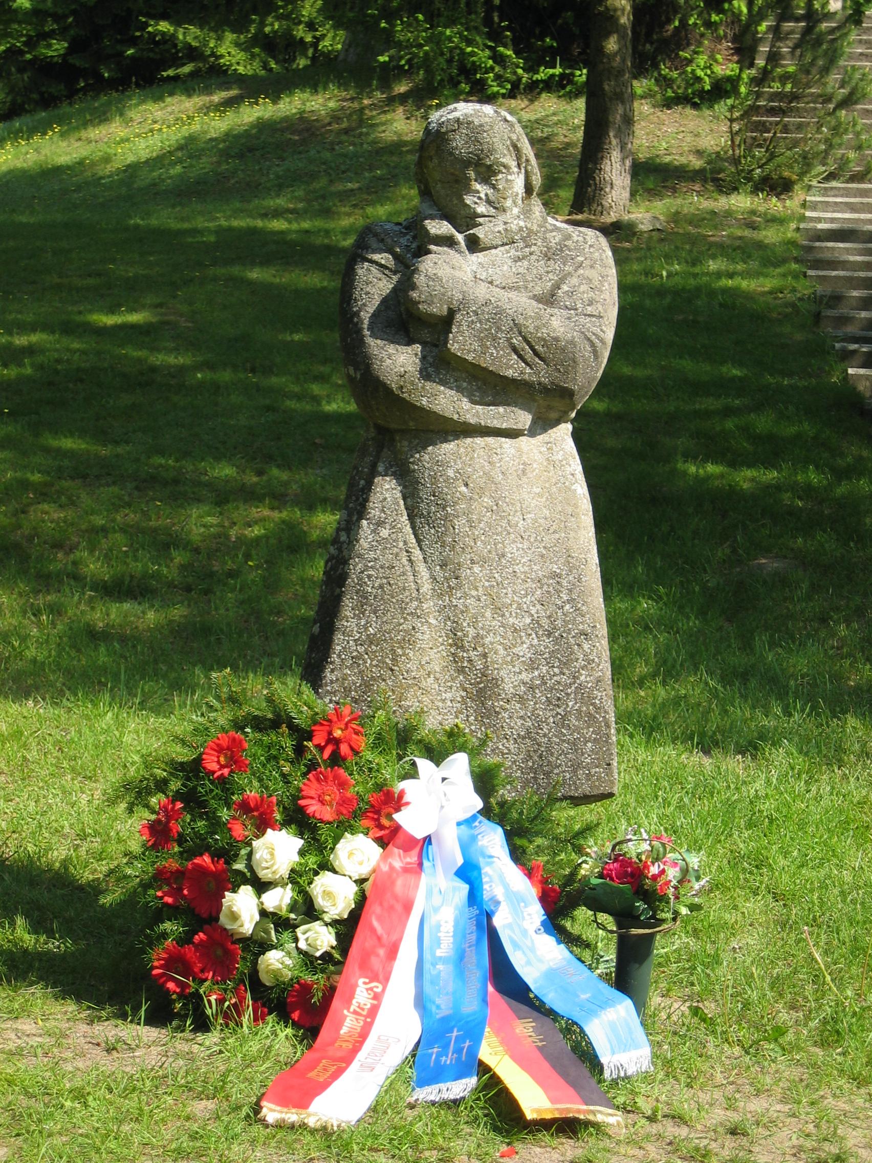 „Die Frierende“, eine Flüchtlingsfrau im Soldatenmantel auf der Suche nach ihren Kindern, erinnert heute auf der Kriegsgräberstätte Golm auf Usedom an die Opfer des 12. März 1945.