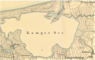 Am 5. März 1945 stürzt ein Wasserflugzeug über dem Kamper See in Hinterpommern ab. An Bord sind 78 Personen, vor allem Kinder. Die Maschine soll diese vor der vorrückenden Roten Armee evakuieren.