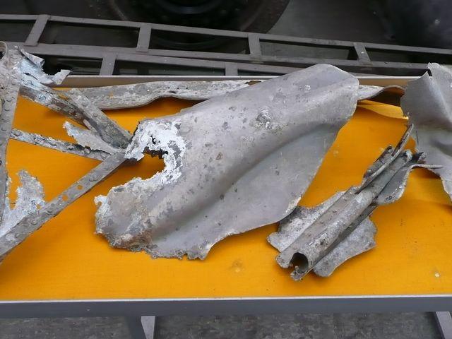 Erst nach beinahe 65 Jahren beginnen polnische Historiker und Taucher, die Absturzumstände zu erforschen – mit dem Ziel, das Wrack zu bergen und die Verstorbenen würdevoll zu bestatten. 