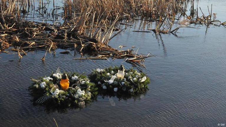 Eine Gedenktafel und die jährliche Gedenkfeier am 5. März am Resoko Przymorskie (Kamper See) erinnern an die Tragödie und würdigen die Opfer, die noch immer im See ruhen. 