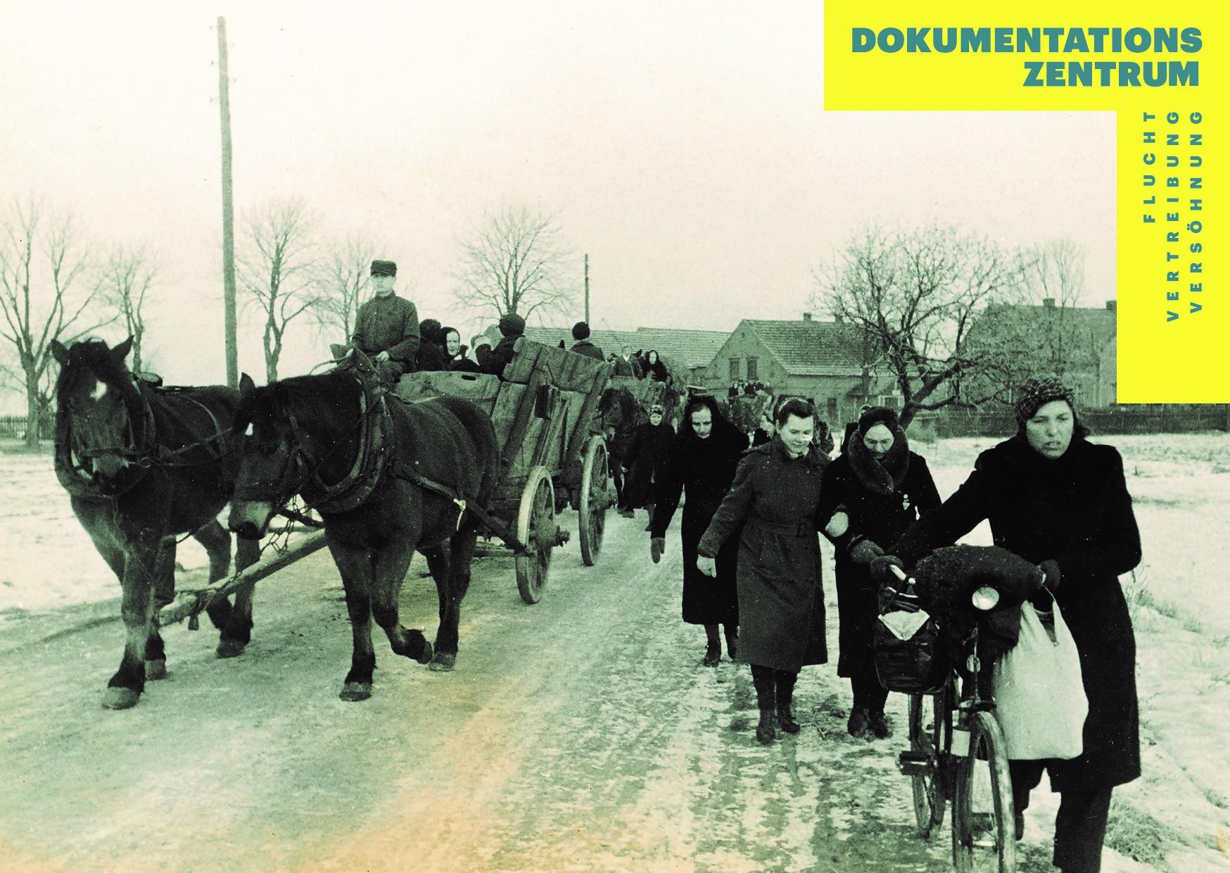 Schwarz-weiß Foto mehrerer Menschen, die mit Pferden und einem Fahrrad auf einem Treck fliehen.