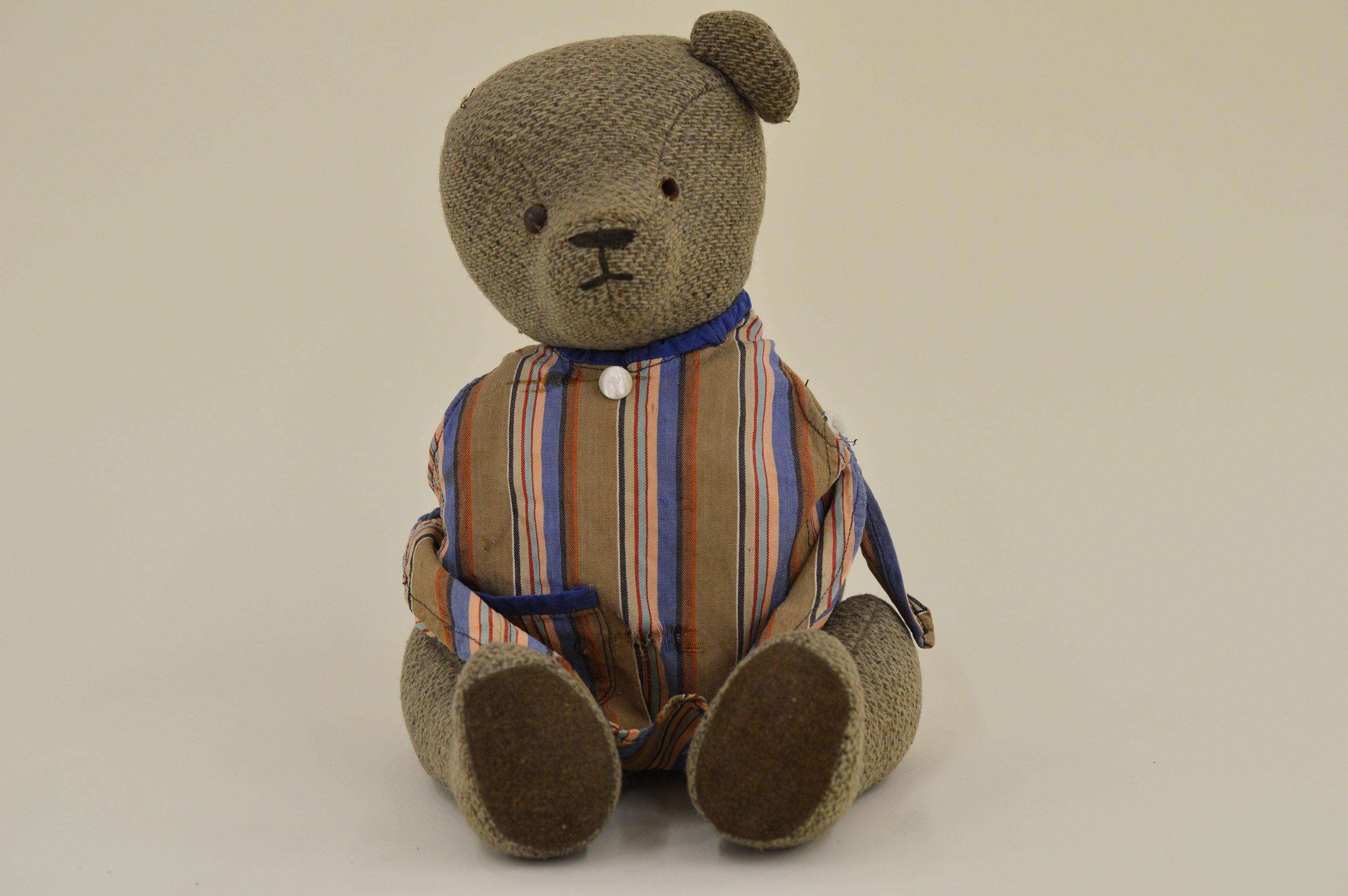 Teddybär, gefertigt 1945 als Ersatz für die auf der Flucht verlorengegangene Puppe Luise