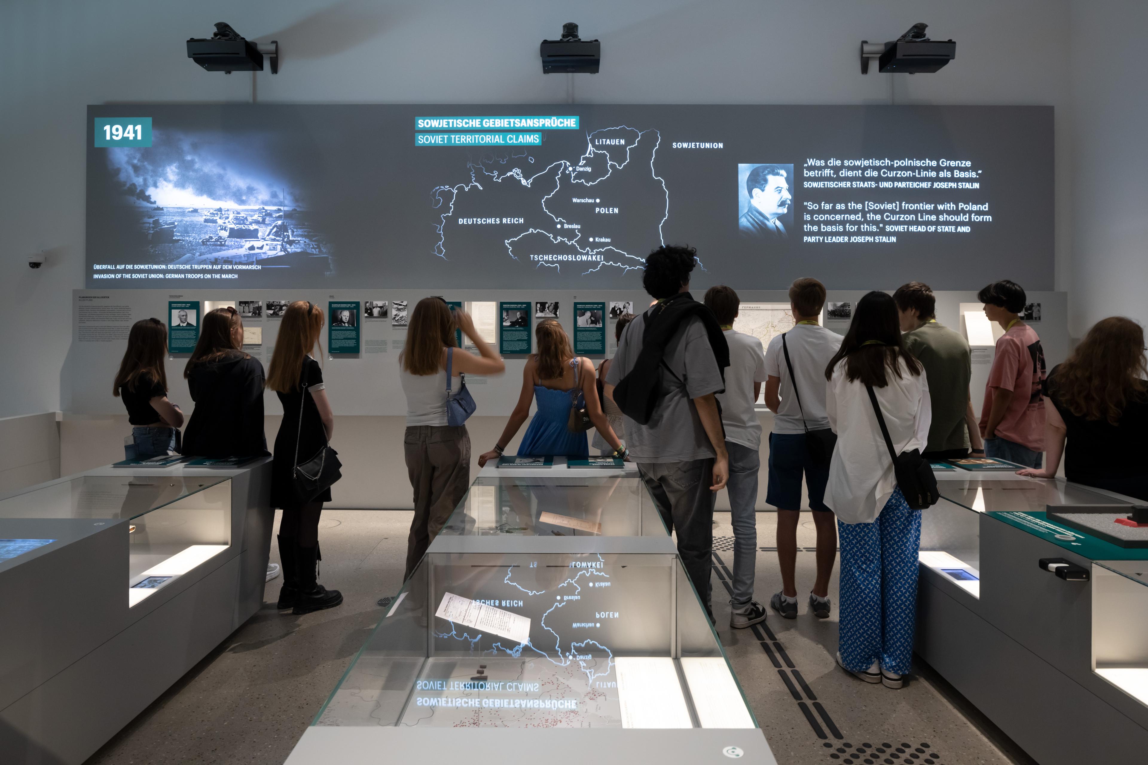 Gruppe in einer Ausstellung