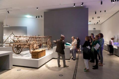 Ausstellung mit Besuchern und einer Führung