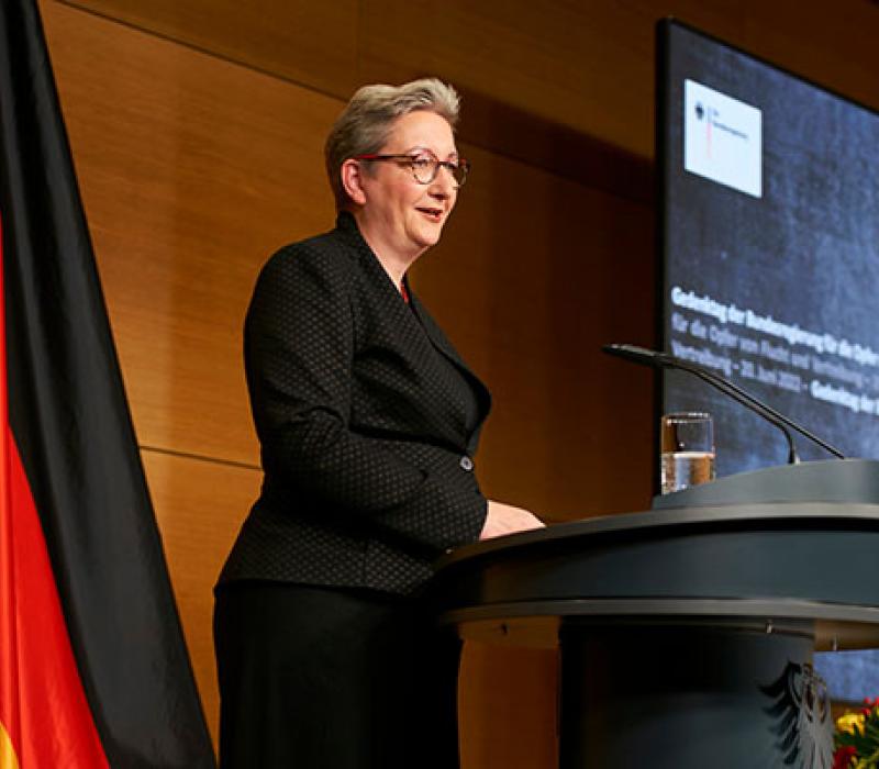 Frau an einem Podium