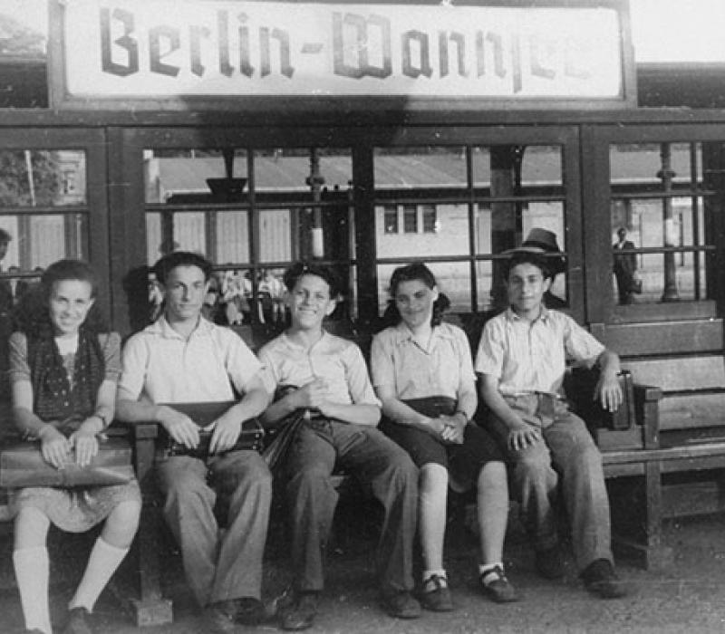 5 Leute auf einer Bank Schwarz-Weiß