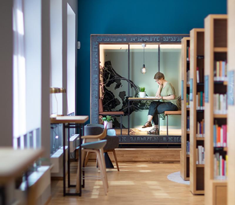 Flur mit Lesendem Mensch am ende