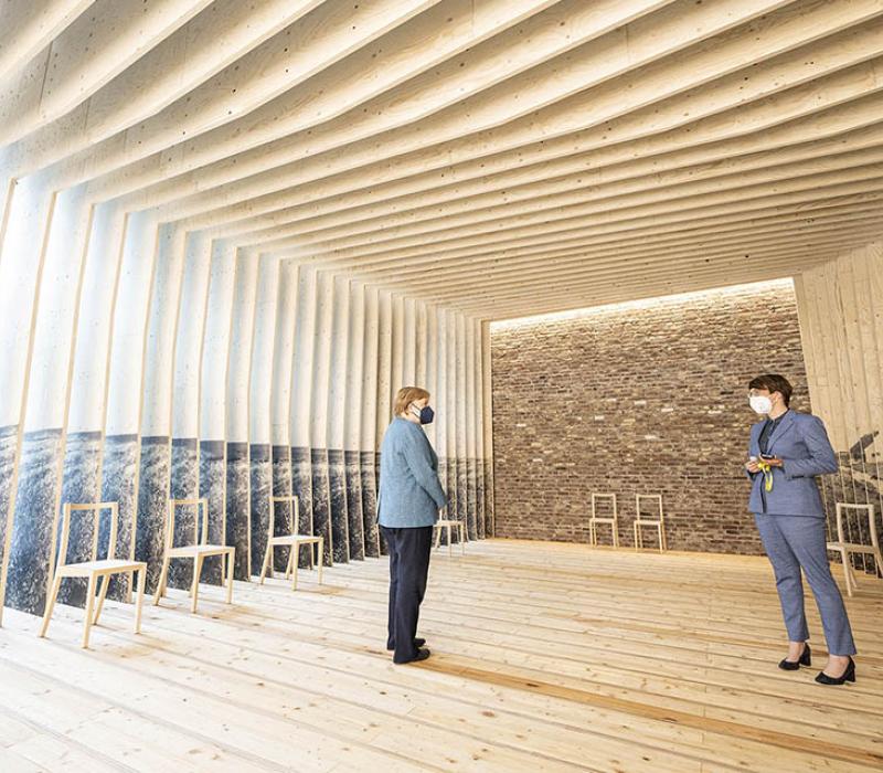 Merkel mit Rektorin im Raum der Stille