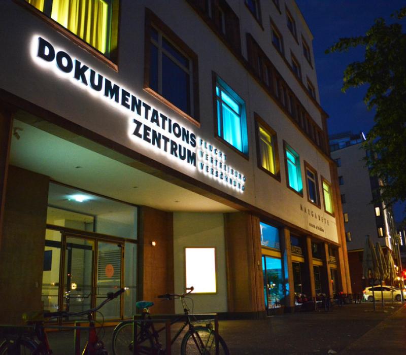 Frontansicht des Dokumentationszentrum Flucht, Vertreibung, Versöhnung bei Nacht.
