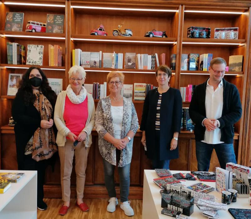 Gruppenfoto vor einem Bücherregal