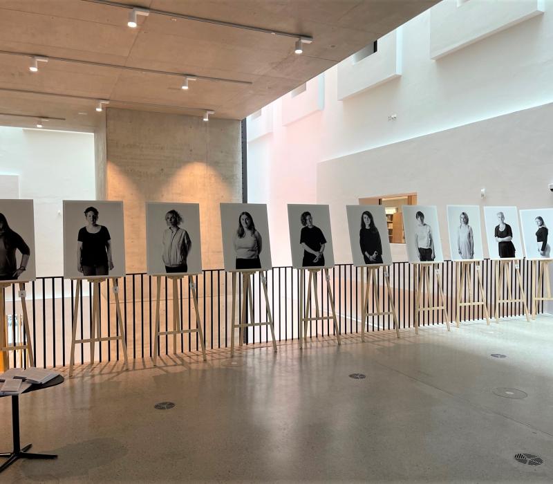 Ausstellung mit Fotos von personen 