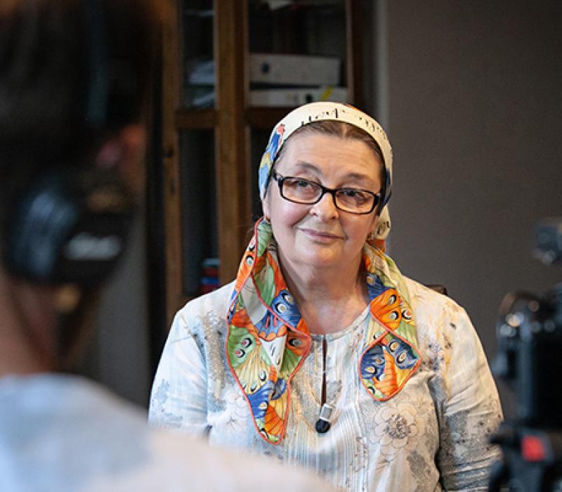 Ältere Dame in einem Interview