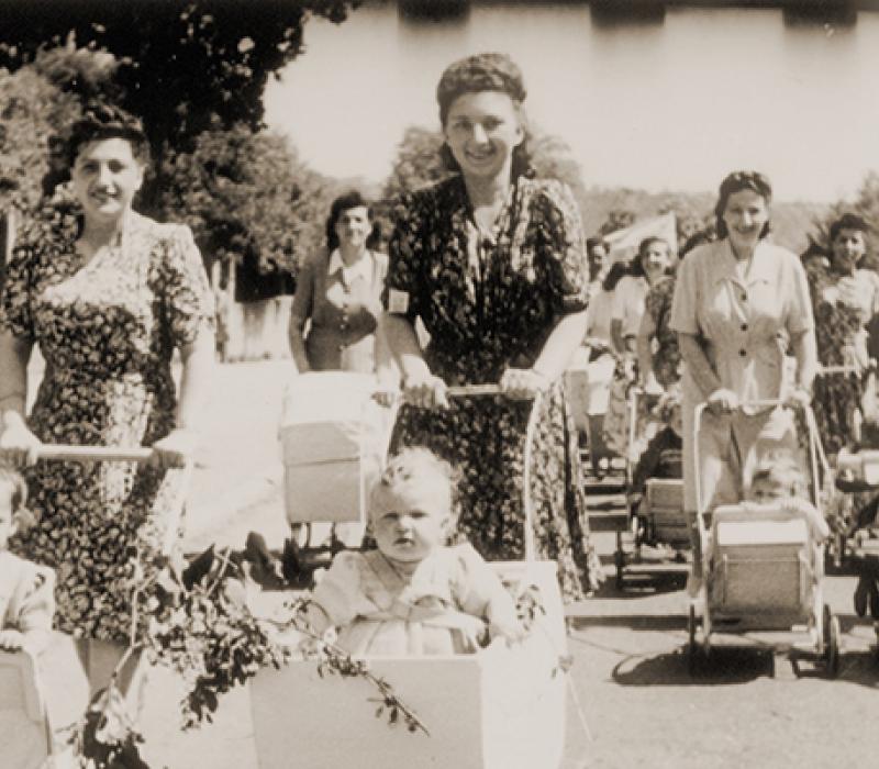 Frauen mit kinderwagen