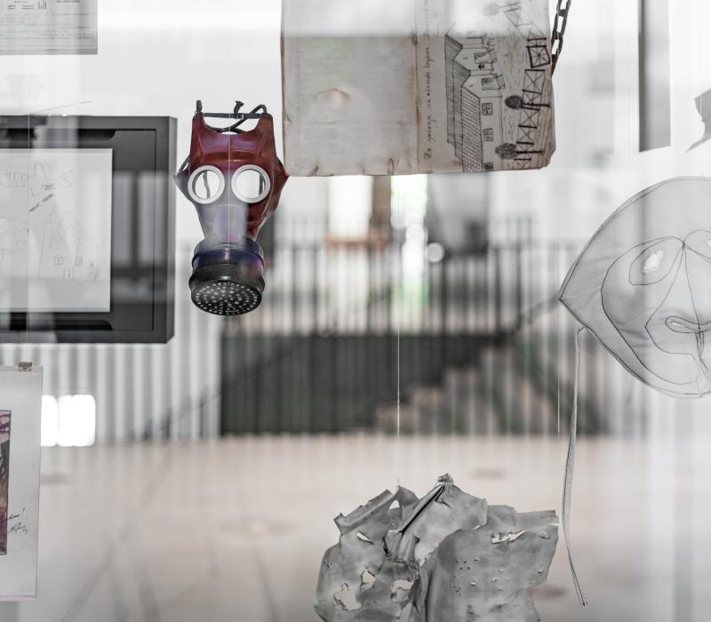 Gasmaske hinter glass