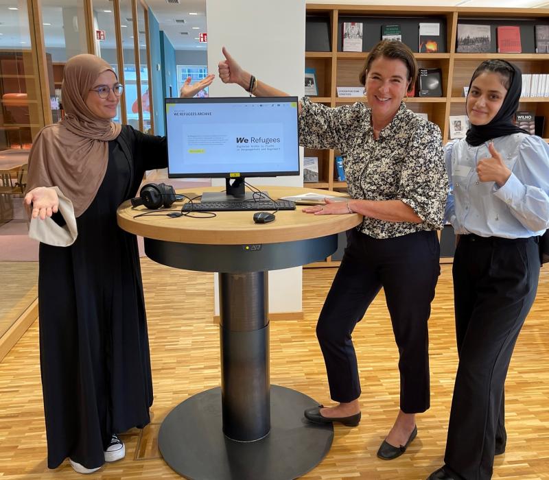 drei lächelnde Frauen