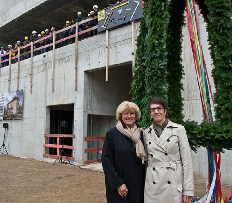Die Beauftragte für Kultur und Medien, Staatsministerin Prof. Monika Grütters, und die Direktorin der Stiftung Flucht, Vertreibung, Versöhnung, Dr. Gundula Bavendamm, auf dem Richtfest des Dokumentationszentrums, 2016.