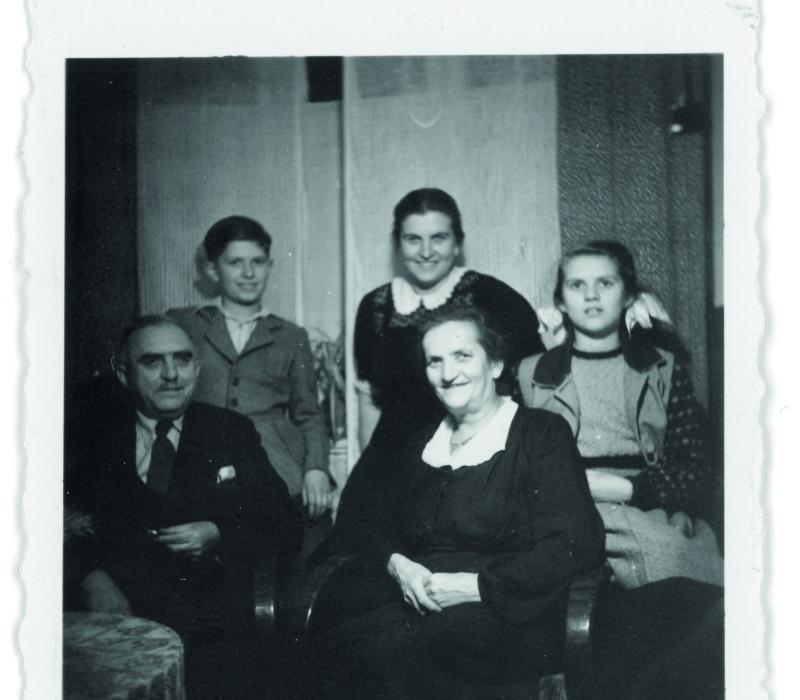 Familienportrait in schwarz-weiß mit einem Mann, zwei Frauen, einem Mädchen und einem Jungen.