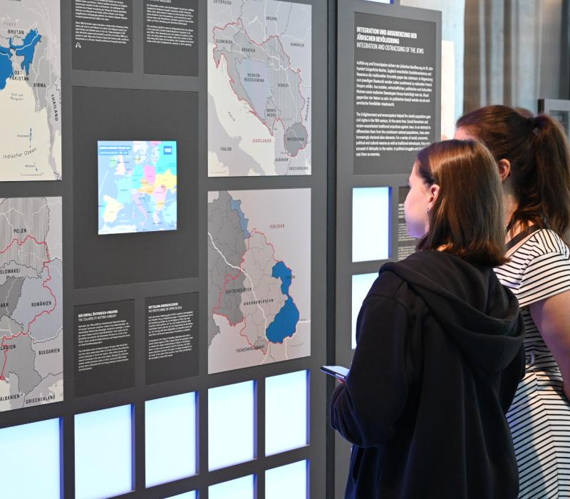 Moving Images – A Tour of Displacement and Photography