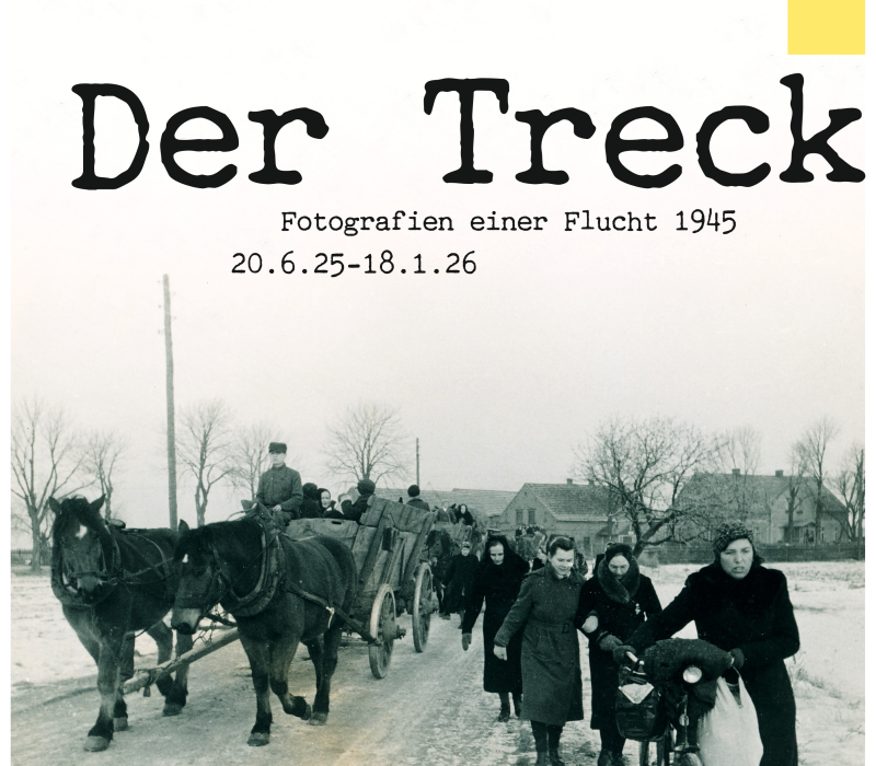 Plakat der Sonderausstellung Der Treck. Schwarz-weiß Bild einer Gruppe Menschen, die mit Pferden auf einem Treck laufen, darüber die Überschrift