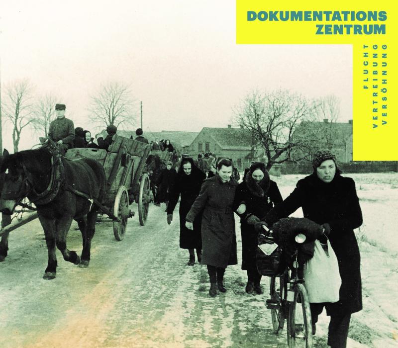 Schwarz-weiß Foto mehrerer Menschen, die mit Pferden und einem Fahrrad auf einem Treck fliehen.