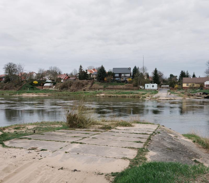 Ansicht von Chobienia (früher Köben). Häuser und Fluss.