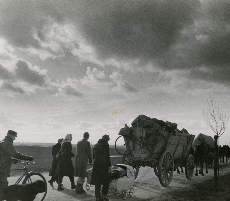 Der Treck aus Lübchen 1945. Etwa 350 Menschen flüchteten aus dem Dorf vor der vorrückenden Roten Armee. schwarz-weiß Aufnahme einiger Menschen auf einem Treck mit Lastwagen und Kinderwägen.