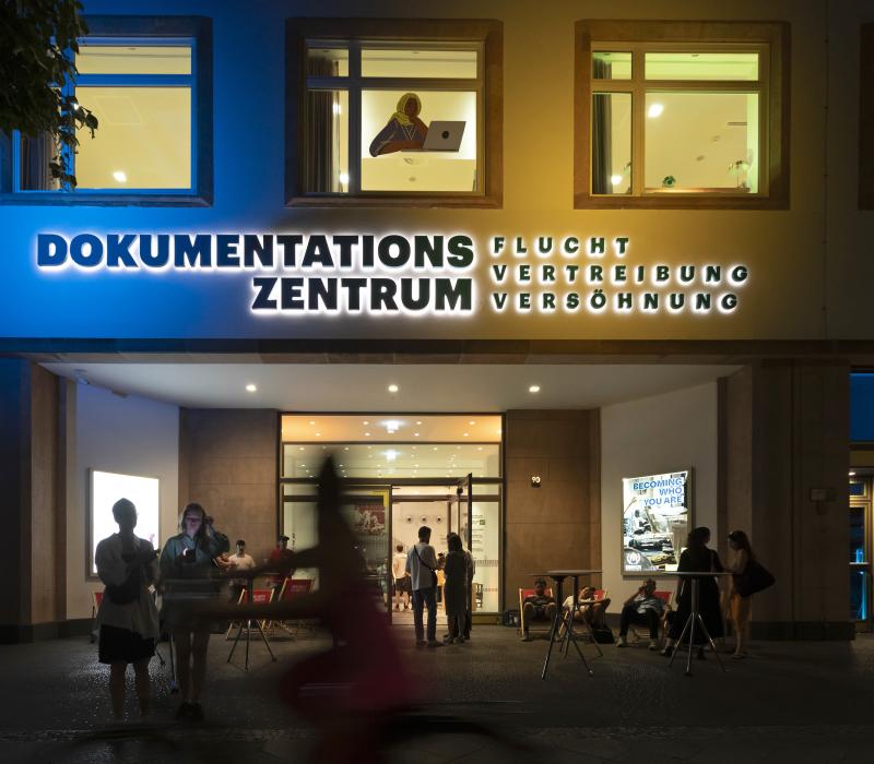 Das Dokumentationszentrum Flucht, Vertreibung, Versöhnung als Frontalansicht bei Nacht.