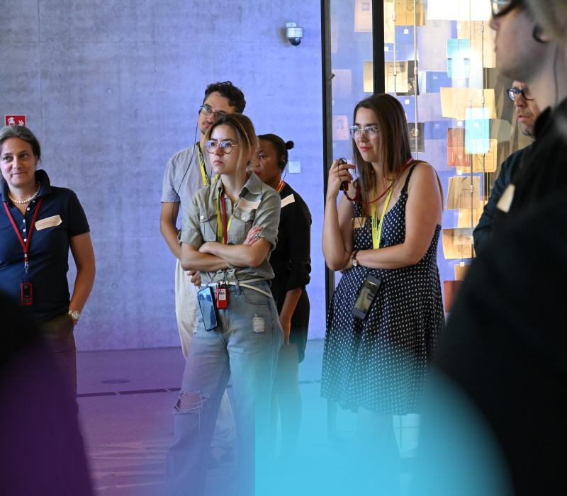 Eine Personengruppe, die an einer Führung im Dokumentationszentrum teilnimmt.