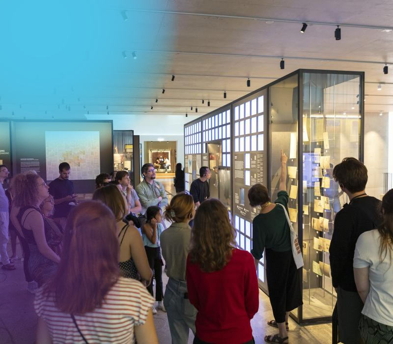 Eine Personengruppe, die an einer Führung im Dokumentationszentrum teilnimmt.