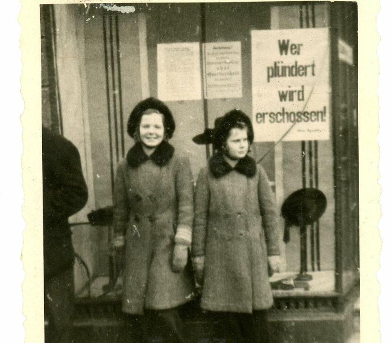 Foto aus der Sammlung Margita Paetsch (Töchter in Primkenau vor einem Schild „wer plündert wird erschossen"