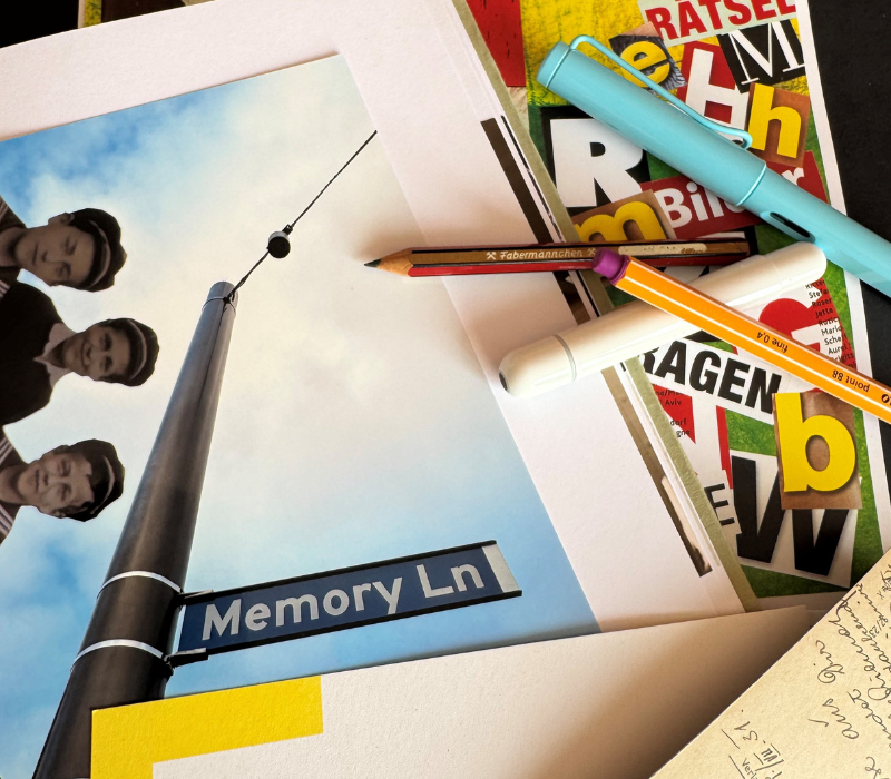 Familiengeschichte(n) aufschreiben – Wie fange ich an, wie mache ich weiter? Workshopsituation, Aufnahme von Stiften ,Collagen und einem Foto.