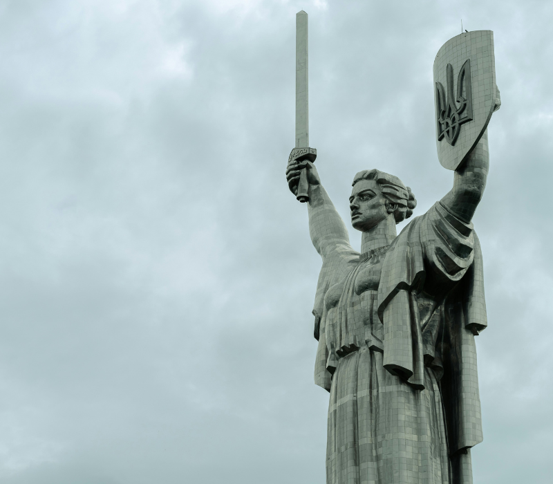 Erinnern im Krieg – Erinnerung im Wandel. Ukrainische Erinnerungskultur im Kontext des aktuellen Krieges. Nahaufnahme der Mutterland-Statue in Kiew