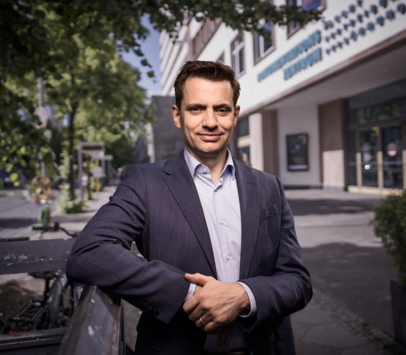 Portrait Roland Borchers vor dem Gebäude des Dokumentationszentrums