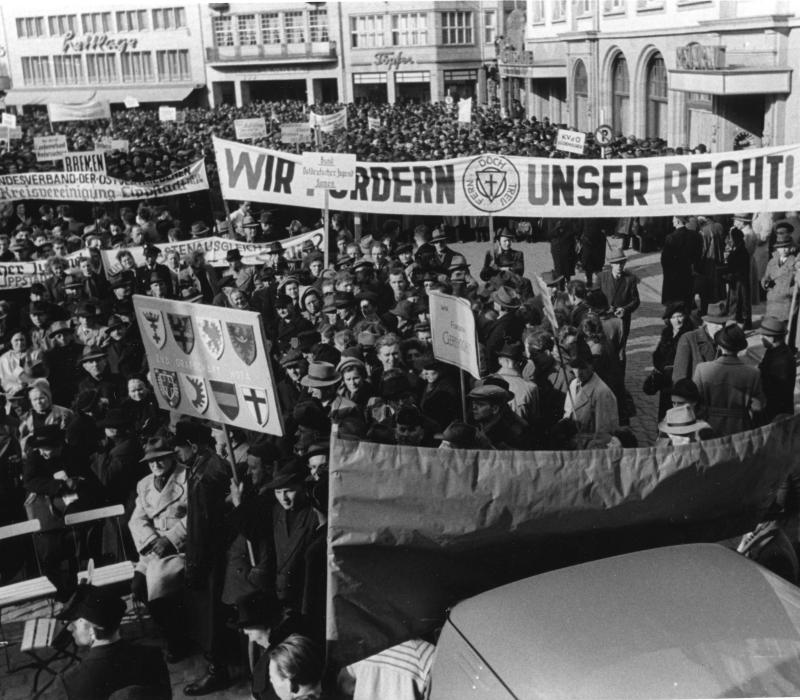 Alte Seilschaften? Das Bundesvertriebenenministerium zwischen NS-Diktatur und Demokratie schwarz-weißes Bild mit demonstrierenden Menschen und Plakaten